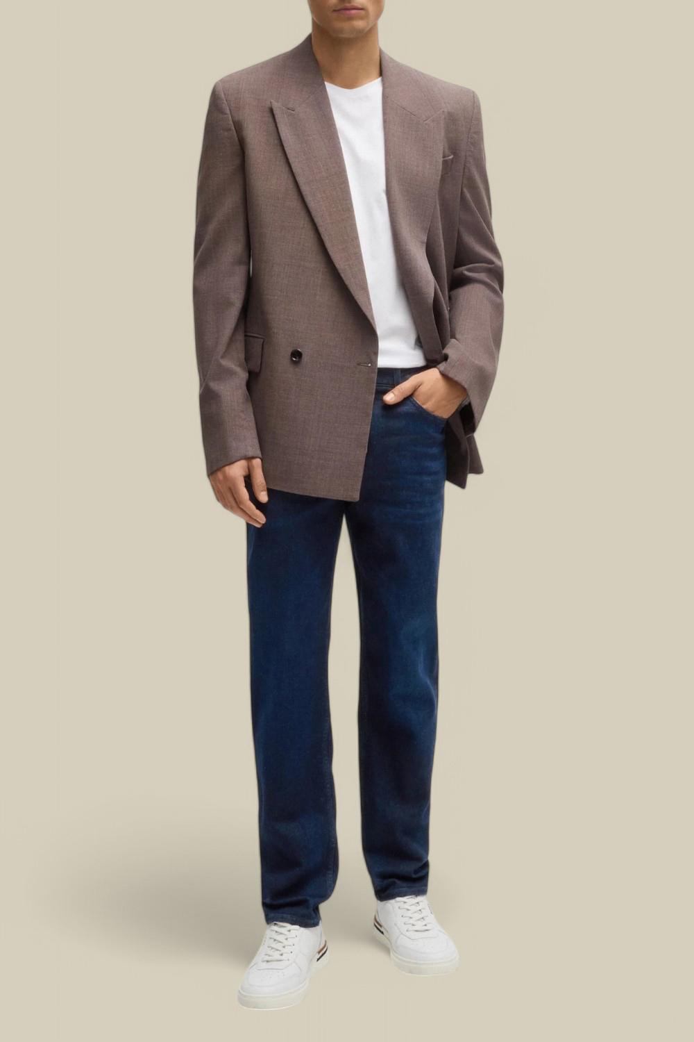 תמונת כל הלוק של מכנסי ג'ינס בגזרה רגילה